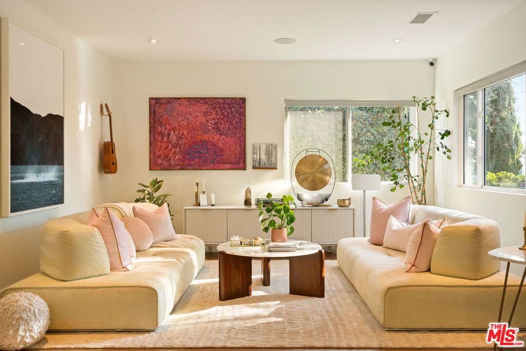 Photo of 4128 Kenyon Avenue, Los Angeles, CA 90066 (MLS # 25578335)