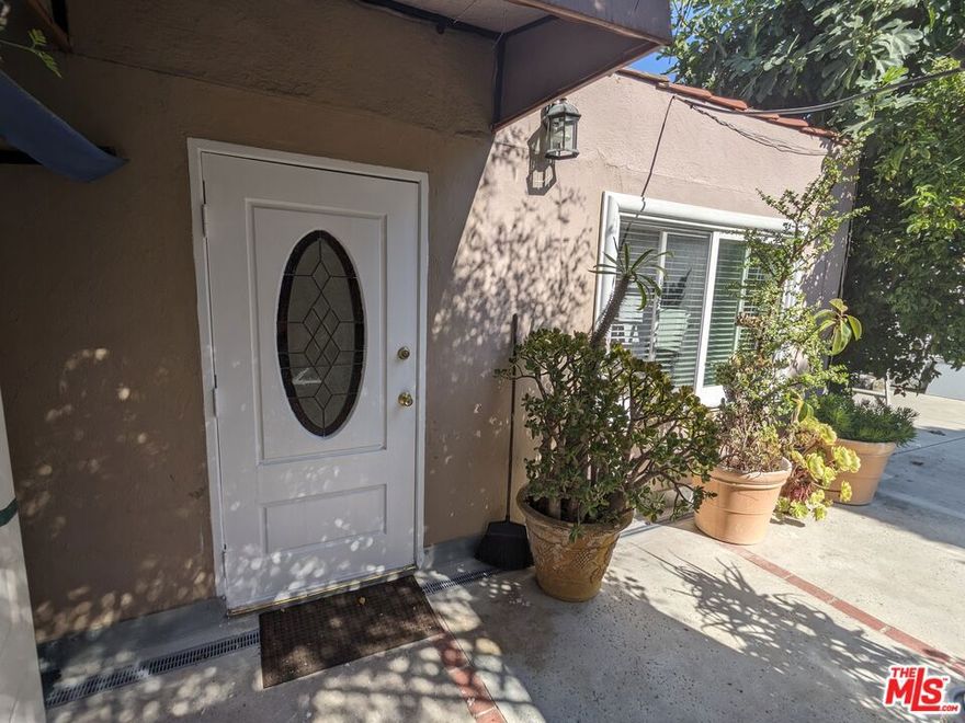 Studio type unit good for 1 person only, recently remodeled  Brand New Kitchen, as well as New Washer and Dryer inside unit .Light and Bright Safe and easy access. Inquire for details on parking.