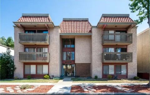 Photo of 4110 ELM AVE Ave #201, Long Beach, CA 90807 (MLS # PW25267251)