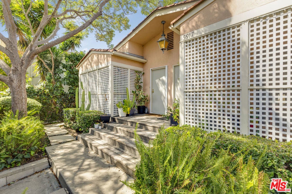 5913 Willoughby Avenue