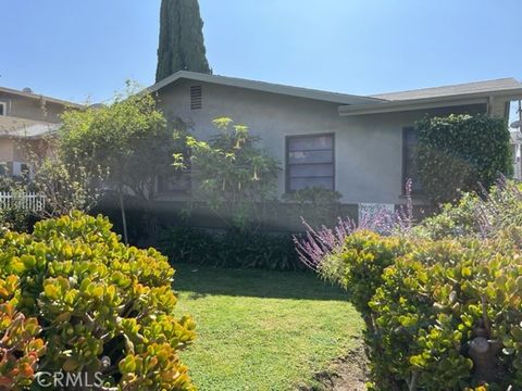 Photo of 10856 Camarillo Street, Toluca Lake, CA 91602 (MLS # SR25127553)