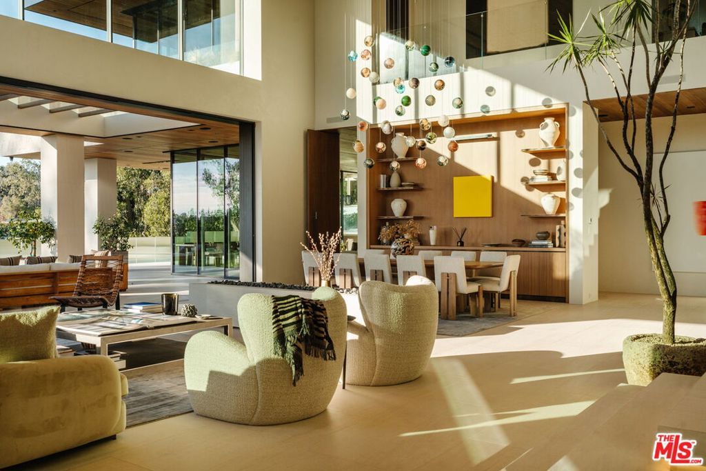 Photo of 401 N Tigertail Road, Los Angeles, CA 90049 (MLS # 26640503)