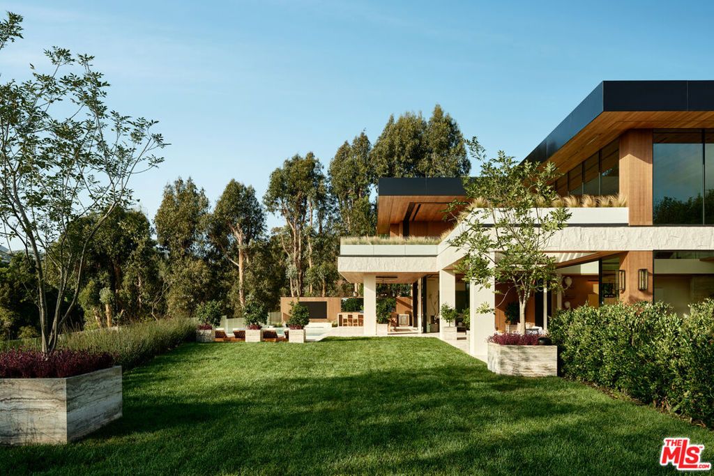 Photo of 401 N Tigertail Road, Los Angeles, CA 90049 (MLS # 26640503)