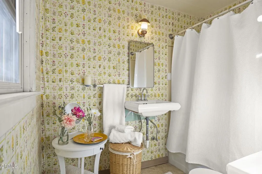 Ojai, California 93023, United States, 2 Bedrooms Bedrooms, ,1 BathroomBathrooms,Residential,Active,78571