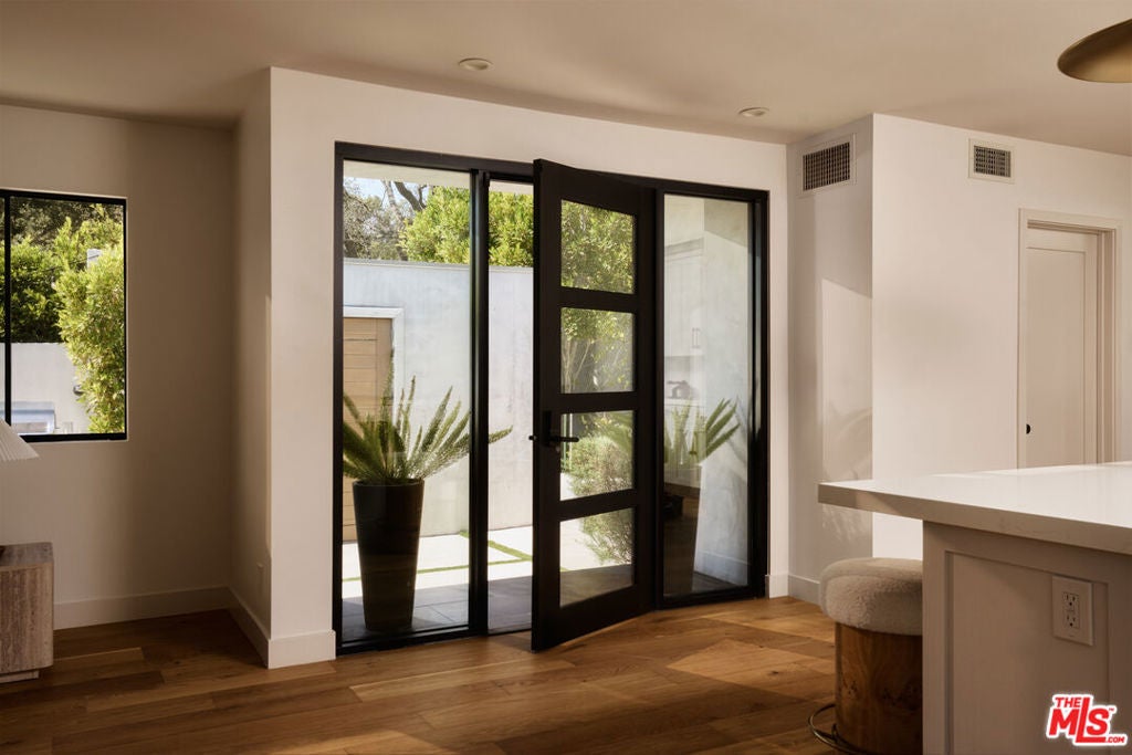 Photo of 7506 Woodrow Wilson Drive, Los Angeles, CA 90046 (MLS # 26876799)