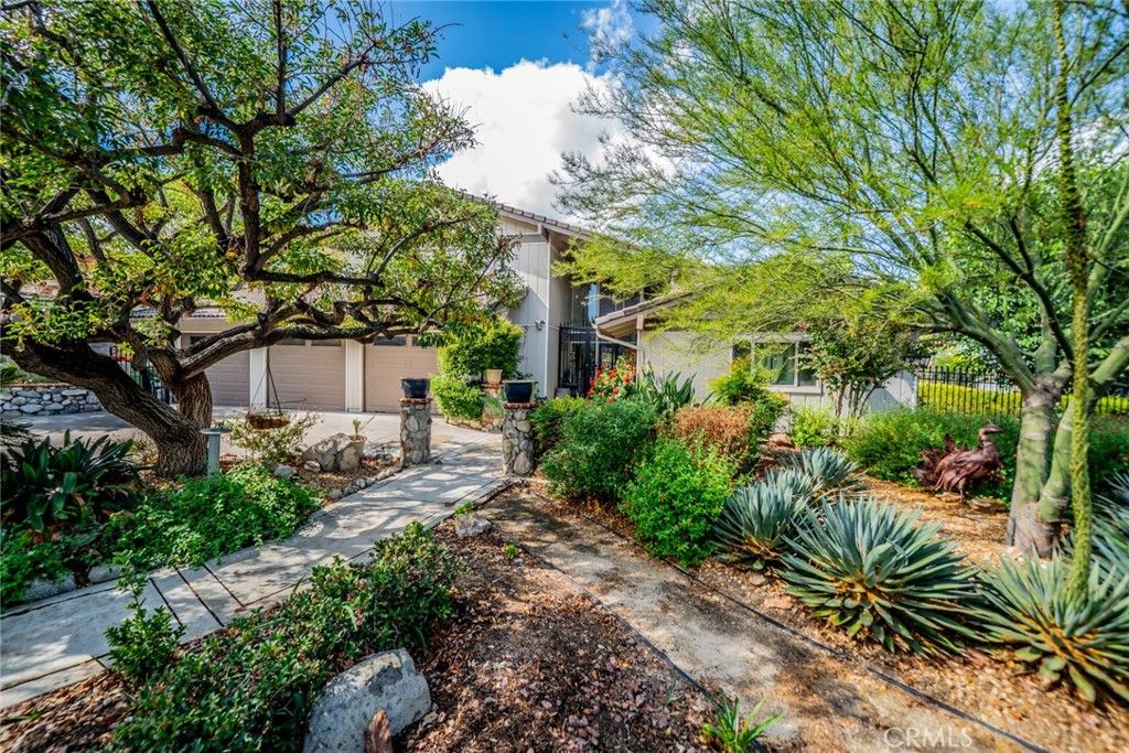 Photo of 4002 CROWN RANCH Road, Corona, CA 92881 (MLS # IG25222672)