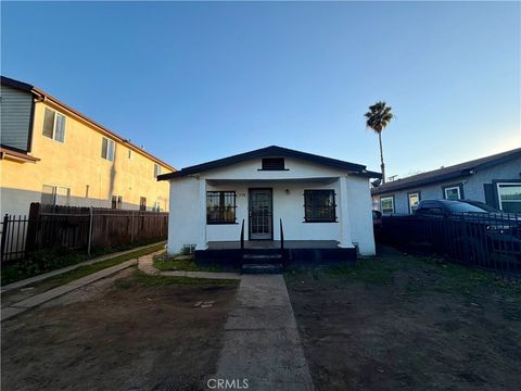 Photo of 326 E 101st St, Los Angeles, CA 90003 (MLS # DW25275454)