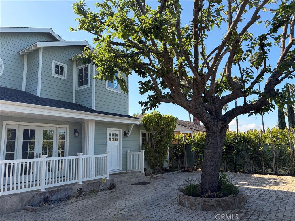 Photo of 5704 Columbus AVE, Sherman Oaks, CA 91411 (MLS # SR26104776)