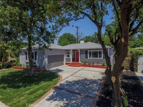 Photo of 8956 Gladbeck Avenue, Northridge, CA 91324 (MLS # SR26163978)