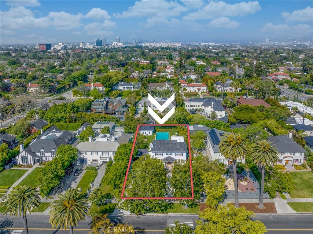 Photo of 333 S Arden Boulevard, Los Angeles, CA 90020 (MLS # PV25000103)