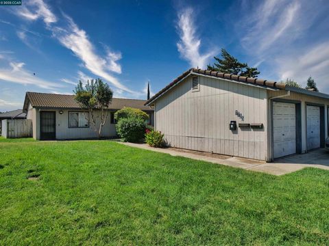 Photo of 1755 Crestwood Avenue Ave, Manteca, CA 95336 (MLS # 41116394) Photo of 1755 Crestwood Avenue Ave, Manteca, CA 95336 (MLS # 41116394)