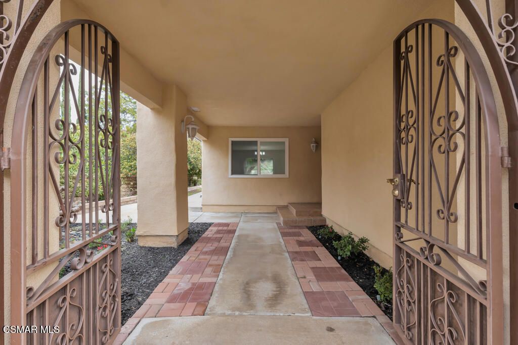 Photo of 254 Greenmeadow Drive, Thousand Oaks, CA 91320 (MLS # 226001194)