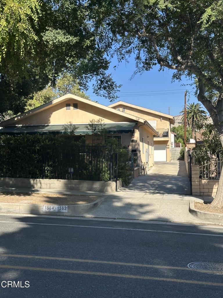 Newly remodeled studio with a full bathroom and kitchen area located in a desirable neighborhood of Pasadena. It has split unit AC and heating. Lots of natural light. New laminate floors and freshly painted walls. It is located conveniently near Caltech, JPL, the metro station, and restaurants/shopping.