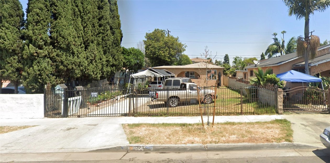 Unlock the Potential Nestled in one of Los Angeles’ most up-and-coming neighborhoods, this 3 bed, 1 bath fixer-upper is the perfect opportunity for investors, flippers, or buyers looking to build equity. Yes, it needs work—but the location and lot speak for themselves. Surrounded by beautifully restored homes, this diamond in the rough is waiting for someone with vision to bring it back to life. Whether you're planning a full renovation or a creative reimagining, the possibilities are endless. Close to Downtown LA, Colleges, and major freeways—this is your chance to grab a hidden gem in a neighborhood on the rise. Don’t miss out on this rare opportunity to create something special in LA!