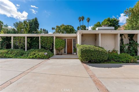 Photo of 20300 Angelina Place, Woodland Hills, CA 91364 (MLS # SR25234162) Photo of 20300 Angelina Place, Woodland Hills, CA 91364 (MLS # SR25234162)
