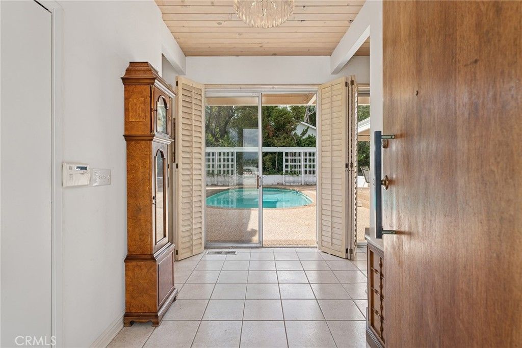 Photo of 20300 Angelina Place, Woodland Hills, CA 91364 (MLS # SR25234162)