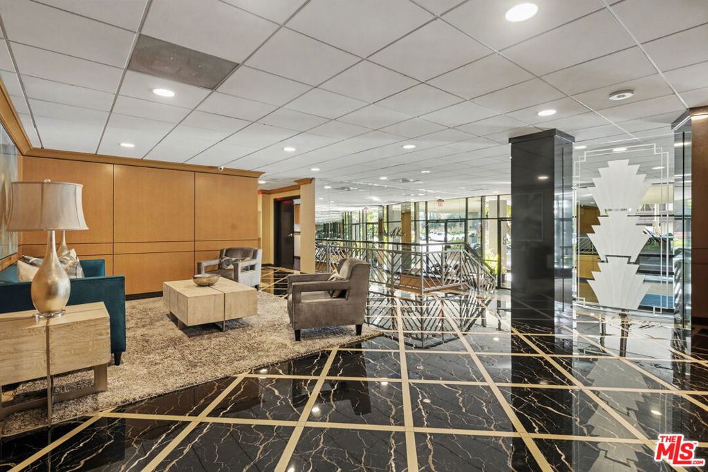 100 S Doheny Drive 822