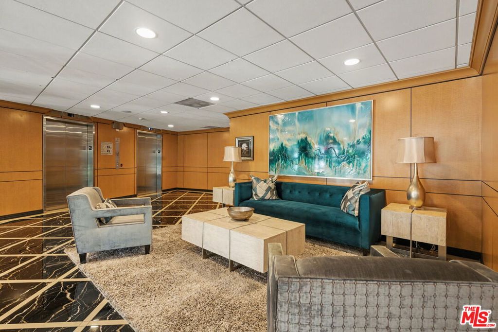 100 S Doheny Drive 822