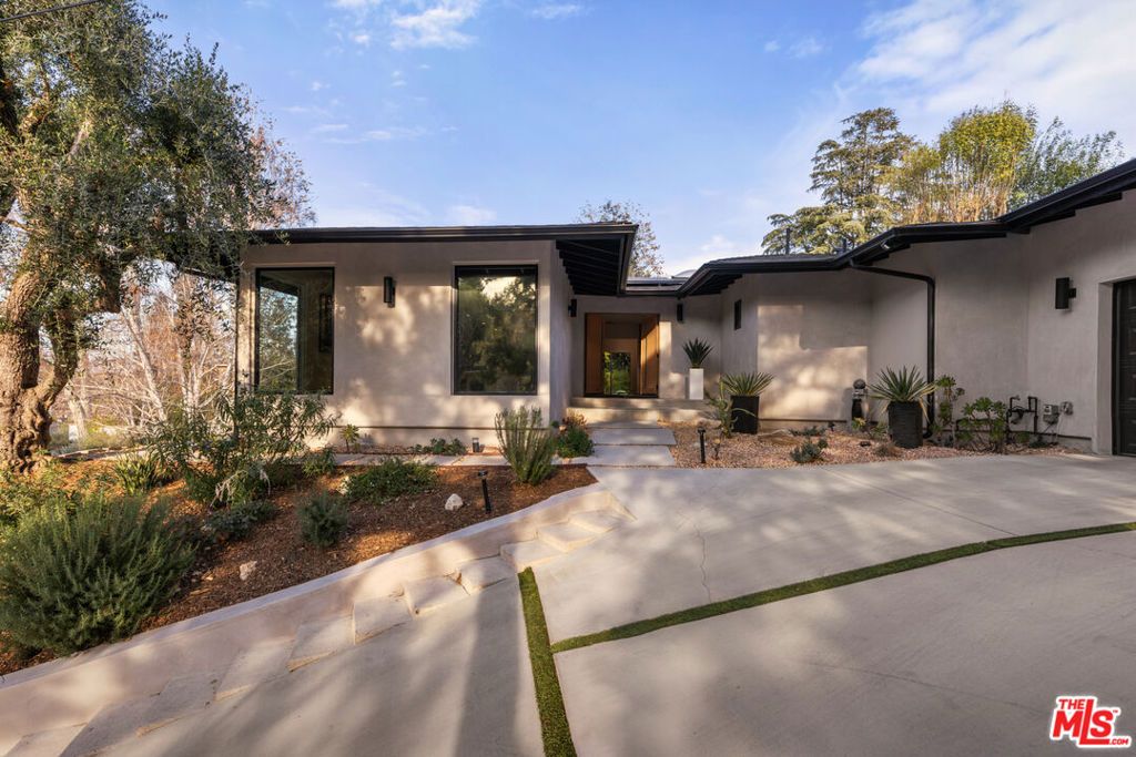 Photo of 4430 Natoma Avenue, Woodland Hills, CA 91364 (MLS # 25560651)