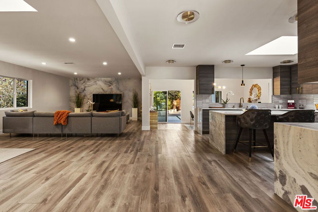 Photo of 4430 Natoma Avenue, Woodland Hills, CA 91364 (MLS # 25560651)