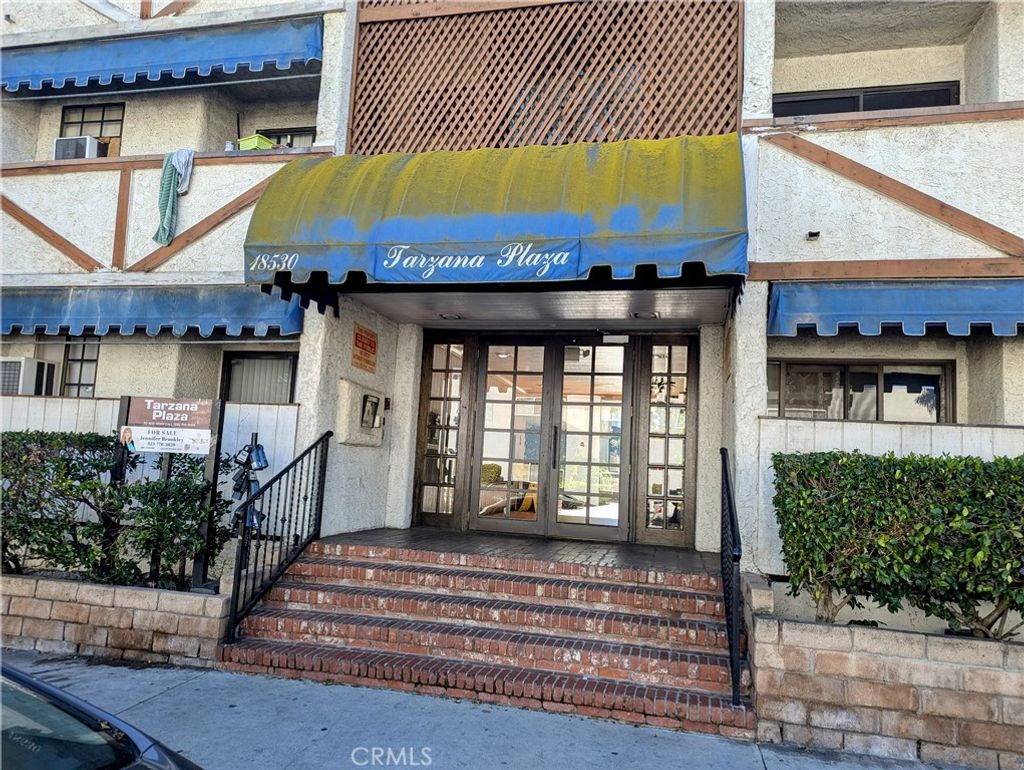 Photo of 18530 Hatteras St Unit 329, Tarzana, CA 91356 (MLS # SR25273695)