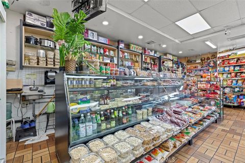 Photo of 906 S Gkenoaks Boulevard, Burbank, CA 91502 (MLS # SR26053431)