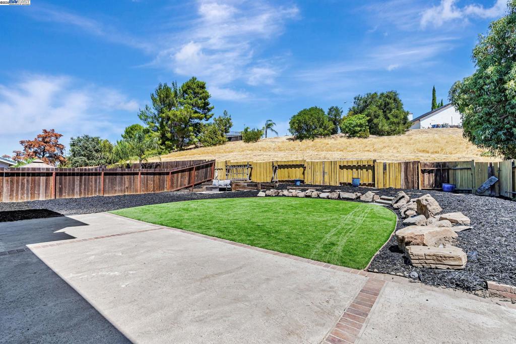 2819 Larkspur Dr