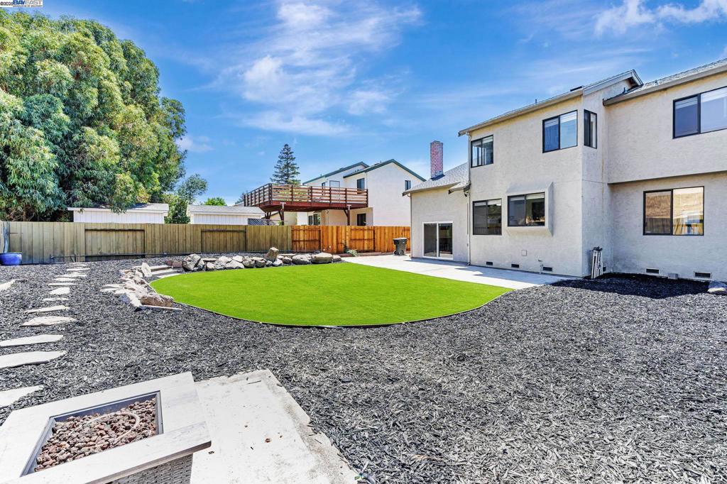 2819 Larkspur Dr