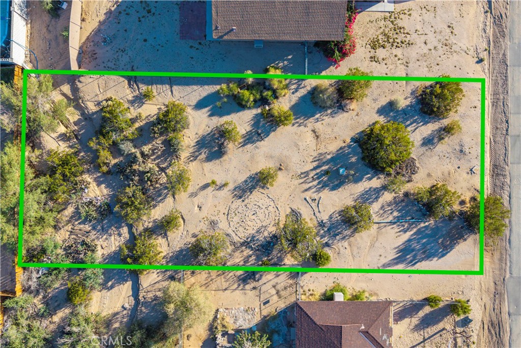 This 9,300 square foot lot offers an excellent opportunity to create your desert retreat or investment property in the desirable Smoketree neighborhood. The parcel sits in a peaceful residential area surrounded by natural desert beauty and lovely mountain views. Utilities are believed to be available at the street—buyer to verify.
Located just minutes from Joshua Tree National Park, the 29 Palms Art Gallery, and Tortoise Rock Casino, this area offers easy access to local dining, music, and community events. Experience the charm of the Hi-Desert lifestyle where creativity, nature, and small-town spirit come together.