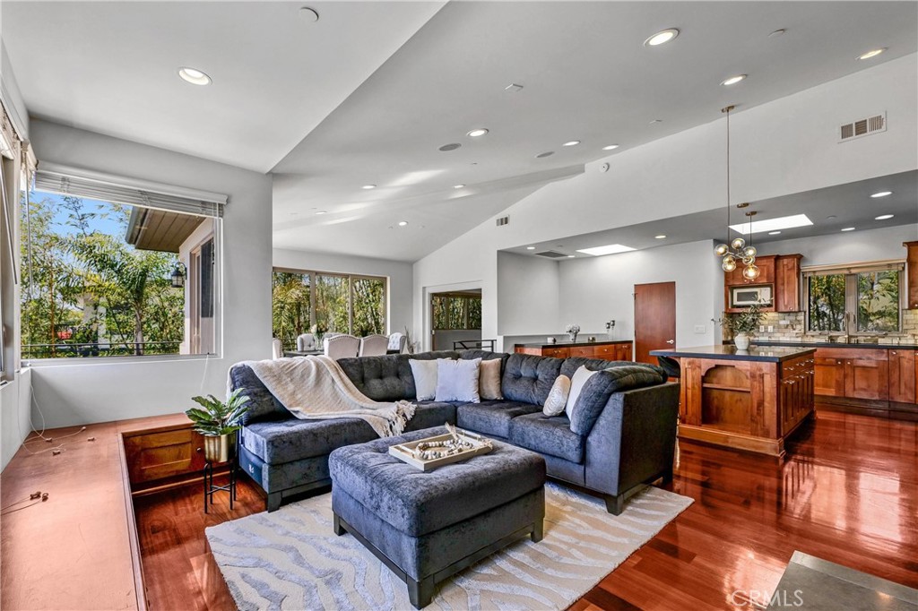 1542 Manhattan Beach Boulevard