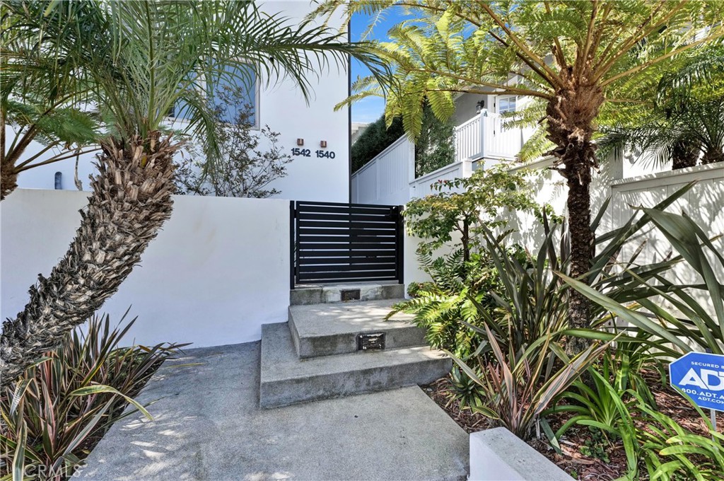 1542 Manhattan Beach Boulevard