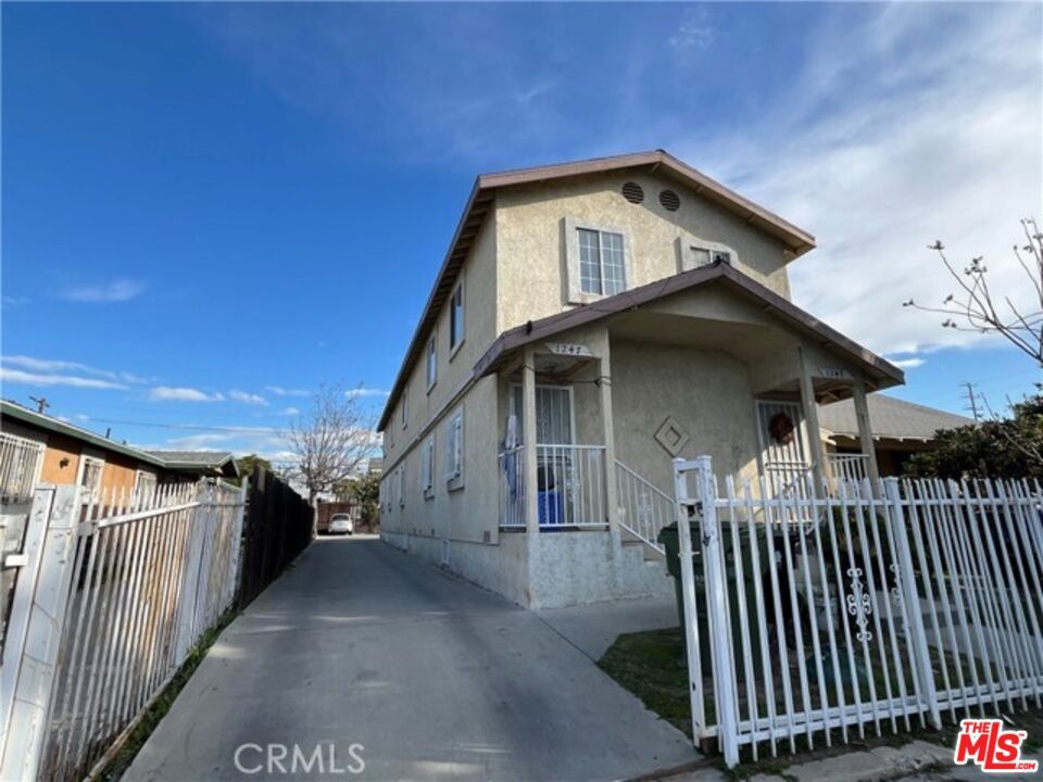 Offers two separate unitsperfect for rental income or multi-generational living. Conveniently close to schools, shopping, and freeways. Great cash flow potential & future appreciation!