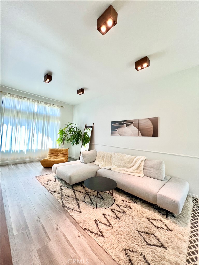 1009 Avenida Loma