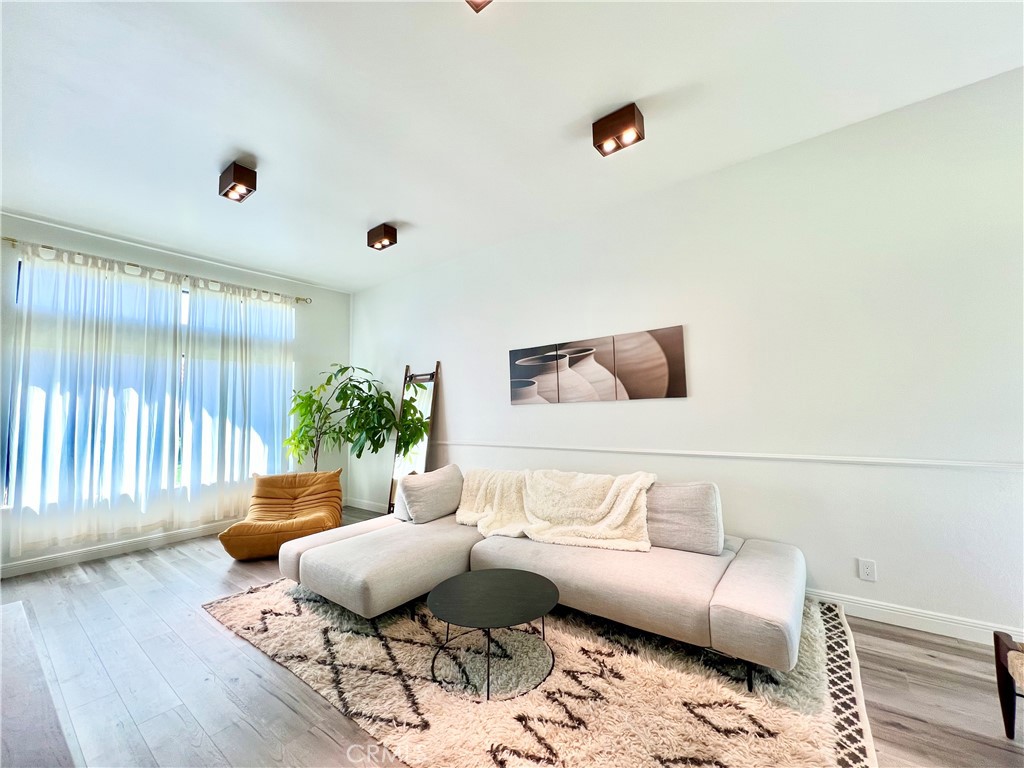 1009 Avenida Loma