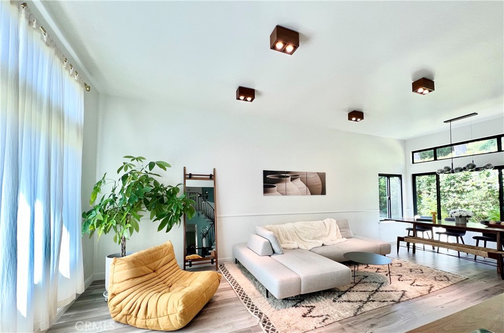 1009 Avenida Loma