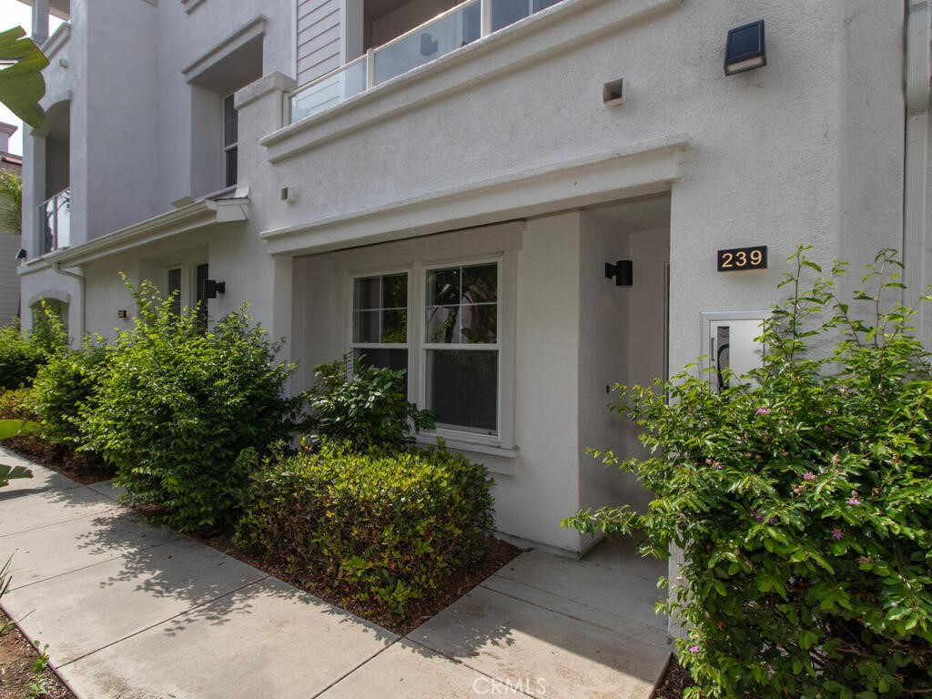 Coastal Living in Gated Windward Community – Less Than 1 Mile to the Beach!
Welcome to 815 Harbor Cliff Way #239 – a beautifully upgraded tri-level condo in the highly desirable Windward gated community of Oceanside. Just minutes from the beach, this spacious 3-bedroom, 3.5-bath home offers the perfect blend of style, function, and location.
The entry-level features a private en-suite bedroom with full bath—ideal for guests or multi-generational living—along with direct access to the attached 2-car garage and laundry room.
On the main (second) level, enjoy a bright, open-concept floor plan with a gourmet kitchen boasting a large dark granite island, matching countertops, white shaker-style cabinetry, stainless steel appliances (including gas range , microwave and refrigerator), and elegant pendant lighting over the island. The kitchen flows seamlessly into the living room featuring a cozy fireplace and balcony overlooking a greenbelt with peek-a-boo ocean views—perfect for relaxing or BBQing. A separate dining area and convenient powder room complete this level.
Upstairs, the primary suite offers cathedral ceilings, a charming window seat, dual closets, and an en-suite bath with dual sinks, a tub/shower combo with glass enclosure, and private toilet area. An additional en-suite bedroom with full bath is also located on the top floor.
Located in a resort-style community with a clubhouse, pool, spa, tot lot, dog park, and more, this home offers the ultimate Southern California lifestyle. Close to restaurants, shopping, Pacific Coast Highway, and Highway 76, with ocean breezes year-round. Plus, enjoy the benefit of a newer, top-of-the-line water heater for added peace of mind.
Don’t miss this opportunity to own in one of Oceanside’s most sought-after communities!