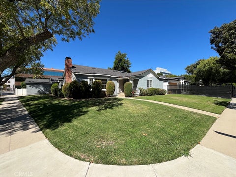 Photo of 15483 Dickens Street, Sherman Oaks, CA 91403 (MLS # SR26182135)