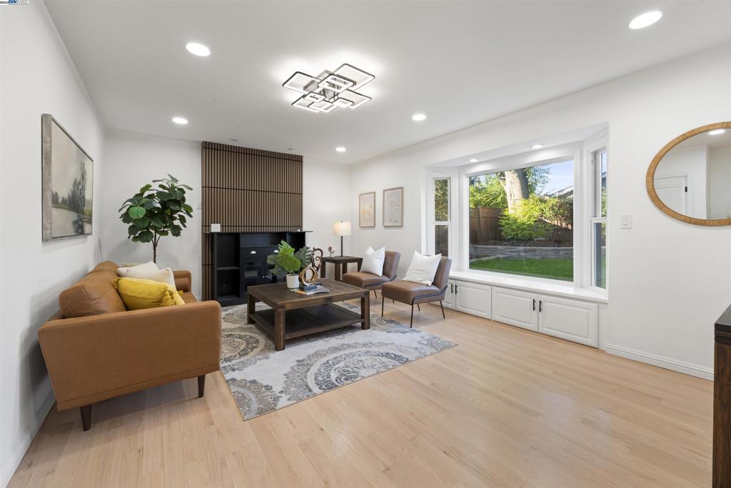 PLEASANTON MDWS - Residential