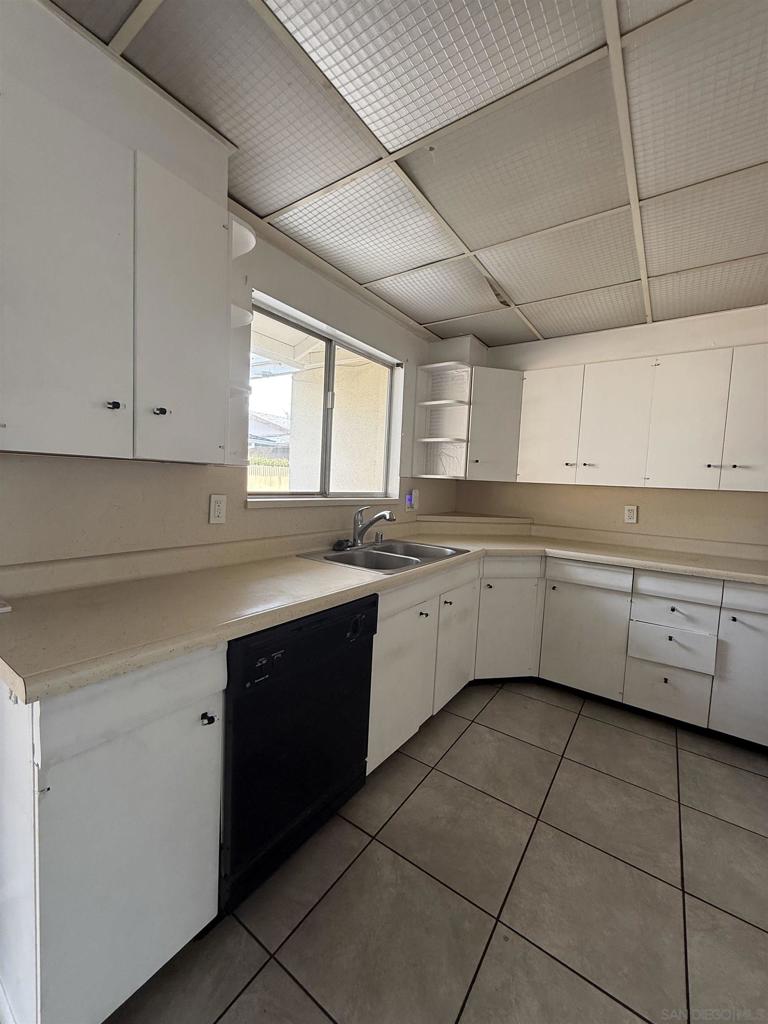 1540 W Whittier Avenue