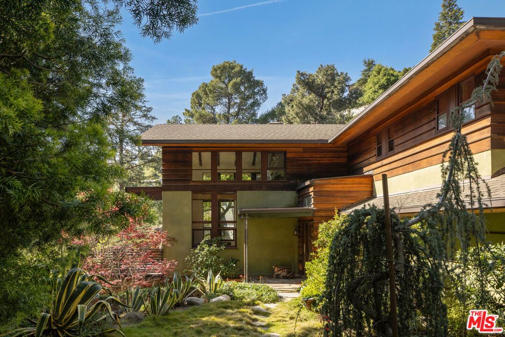 Photo of 2669 Harlesden Court, Los Angeles, CA 90046 (MLS # 25598667)
