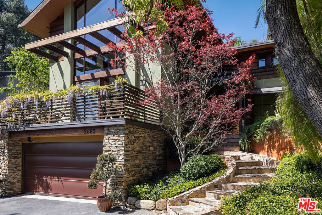 Photo of 2669 Harlesden Court, Los Angeles, CA 90046 (MLS # 25598667)