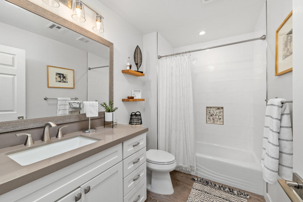 Laguna De La Paz - Residential