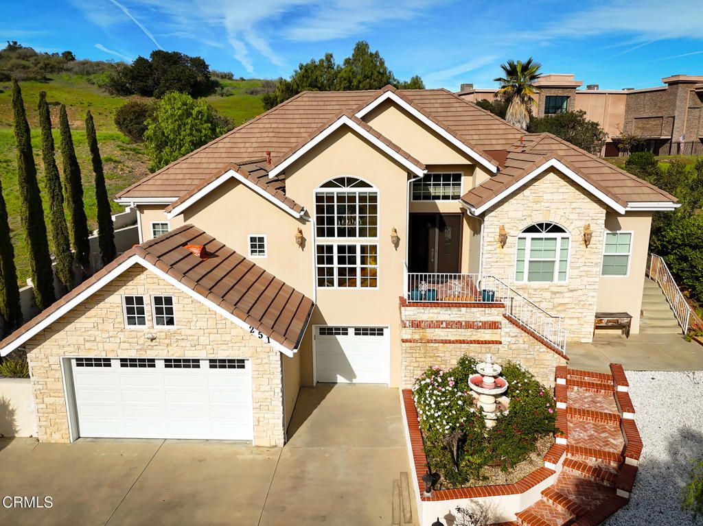 Photo of 251 S Skyline Drive, Thousand Oaks, CA 91361 (MLS # V1-33829)