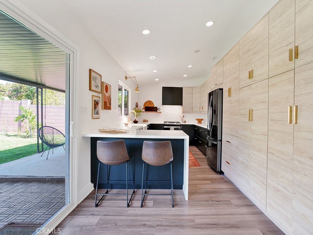 listing image 130720276809042783285