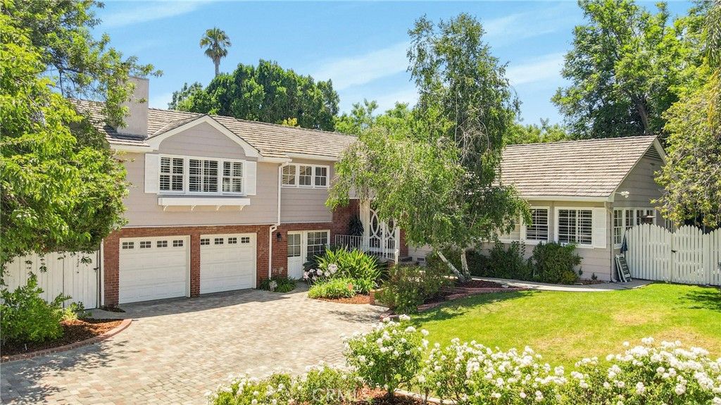 Photo of 20300 Delita Drive, Woodland Hills, CA 91364 (MLS # SR25167952)