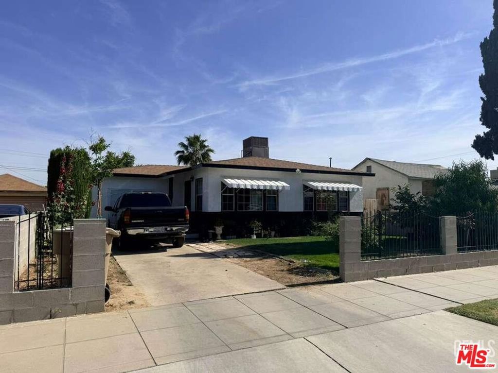 Photo of 1222 E 18th Street, Bakersfield, CA 93305 (MLS # 26782865)
