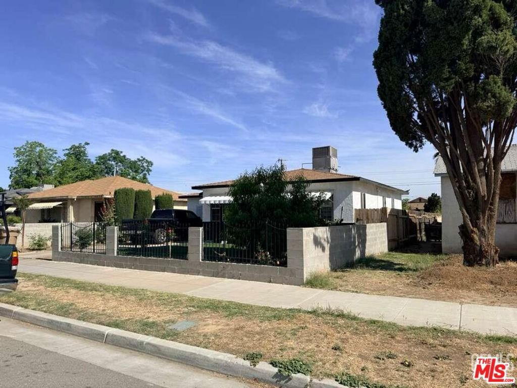 Photo of 1222 E 18th Street, Bakersfield, CA 93305 (MLS # 26782865)