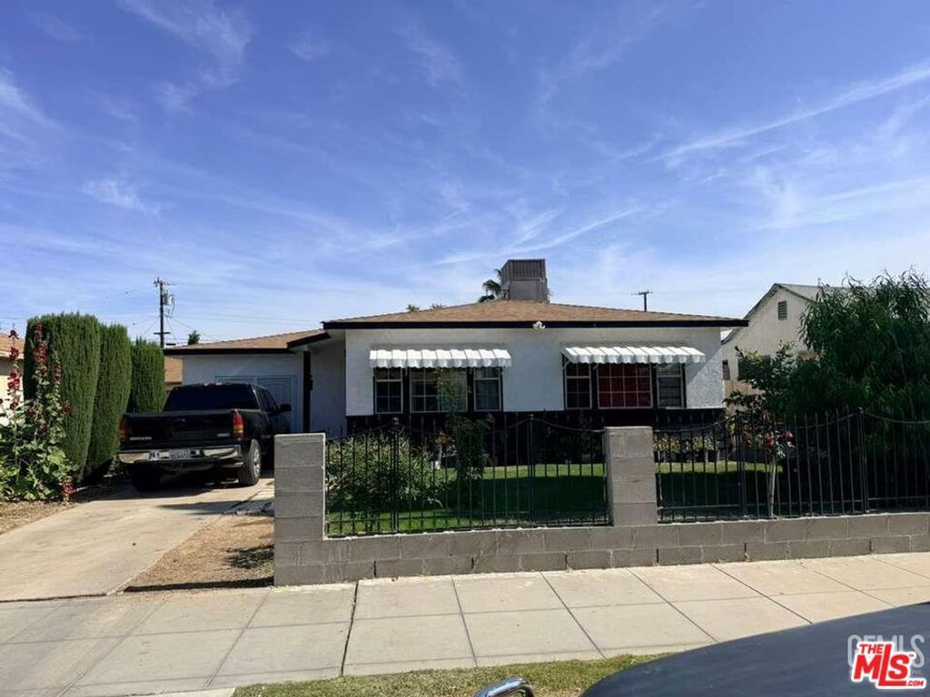 Photo of 1222 E 18th Street, Bakersfield, CA 93305 (MLS # 26782865)