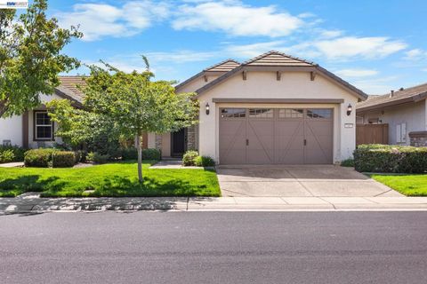 Photo of 7417 Chatsworth Cir Cir, Elk Grove, CA 95757 (MLS # 41128562)