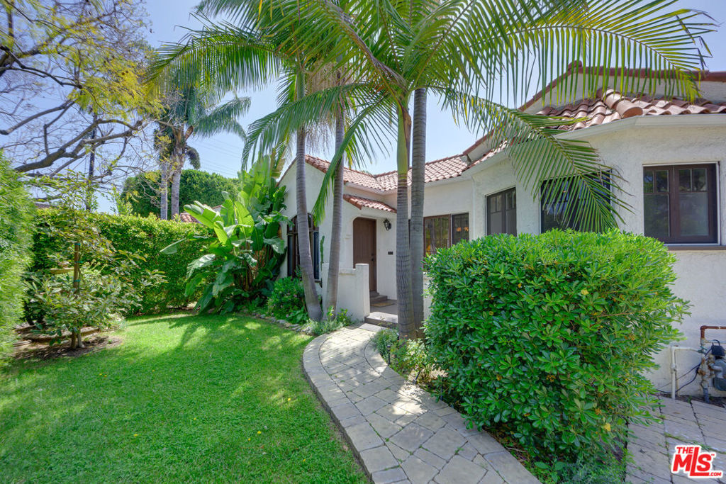 FULLY FURNISHED. Fabulous well appointed 2 BR, 2 BATHS, remodeled & updated house with oak floors, fireplace,  beautiful stone tile work, steam shower, jacuzzi tub, high end Bosch stainless steel appliances, washer/dryer, custom cabinetry, and high ceilings. Amazing location, beautiful front yard with privacy hedge, great back patio with sitting area, barbecue.  Close to The Ivy restaurant, The Pacific Design Center, The Grove, Cedars Sinai Hospital, the Beverly Center and numerous high end boutiques and restaurants/clubs.